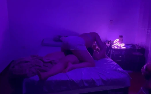 Bir pijama partisinde komşumla eğleniyorum