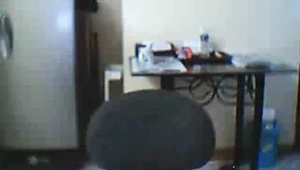 Dolgun göğüslü Asyalı busty ladyboy kamerada hava atıyor.