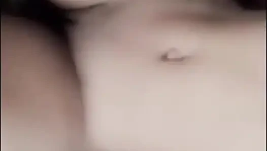 Kaltağım amcığı sert ve derinden sikilmeden önce kamera için azdırıyor