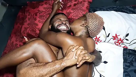 Büyük yarak krissy üvey kız kardeşini büyük yarağıyla sikiyor ve ona seksi hissettirdi