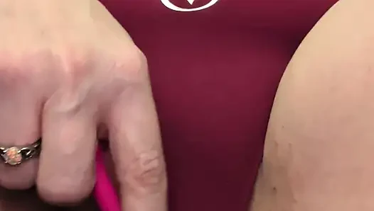 Genç erkek avcısı orta yaşlı seksi kadın lush mini kullanarak külotunu sırılsıklam ediyor