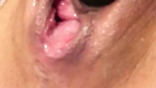 Milf bir salatalık ile kedi maddeleri ve bir sürtük gibi fışkırtma