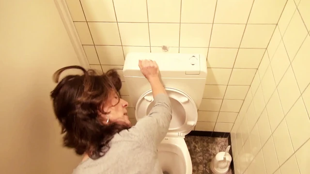 Azgın Olgun Nine Banyo Ve Yatakta Sikiş Şenlik