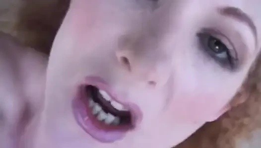 Annie'nin vücudu kanepede göğüsleriyle sikişiyor