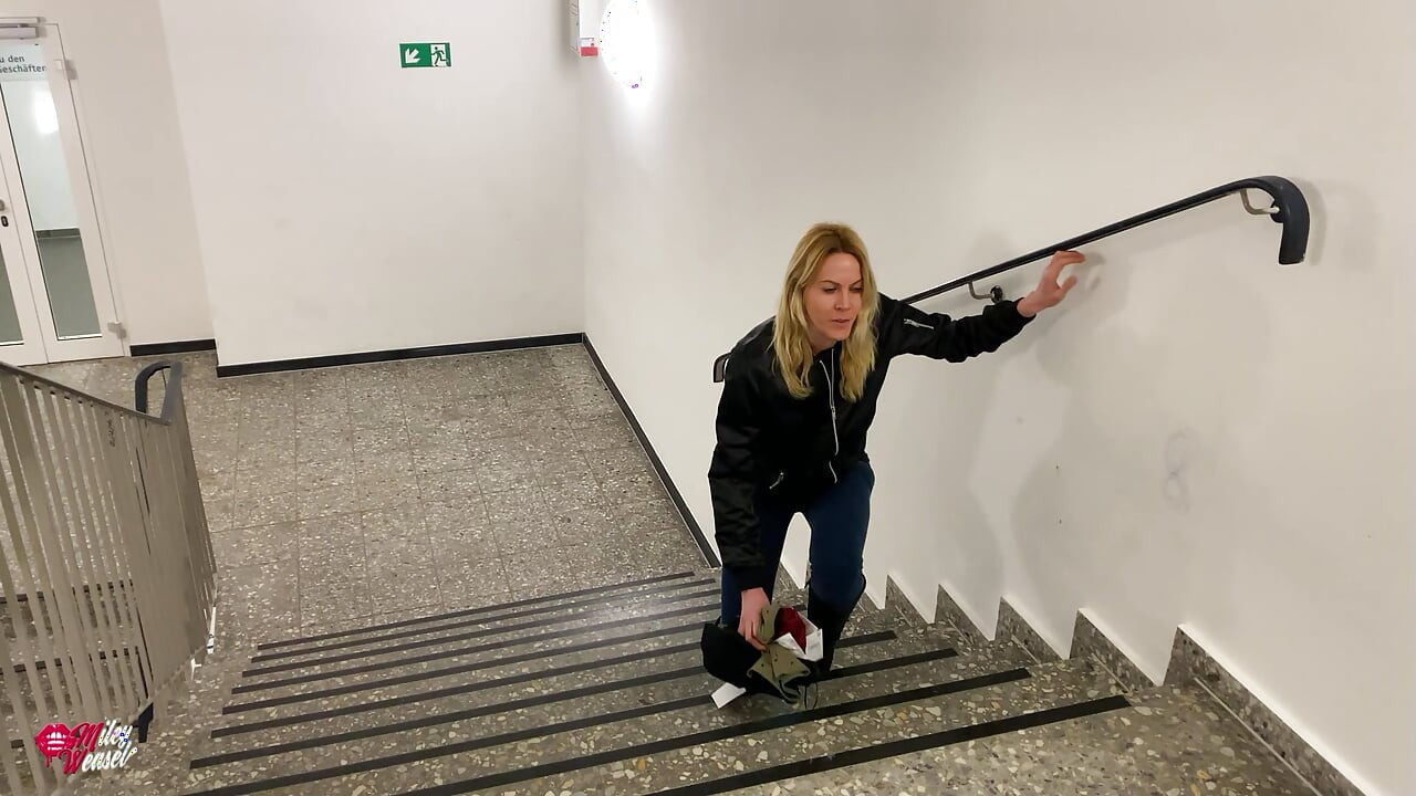 Sevimli sarışın kaltak herkesin içinde uzaktan kumanda ediliyor!!