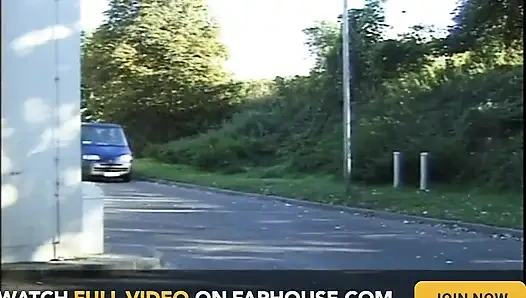 İki güzel sarışın herkesin içinde sikiliyor ve iki büyük yarakla ağzına ve götüne boşalıyor