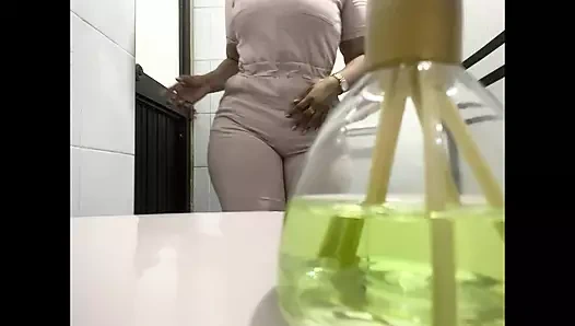 Latin hemşire banyoda