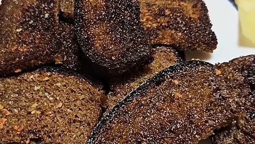 Yeni Emma'nın yemek pişirme şovu. S1e2: sarımsaklı ekmekler ve çıplak memeler.