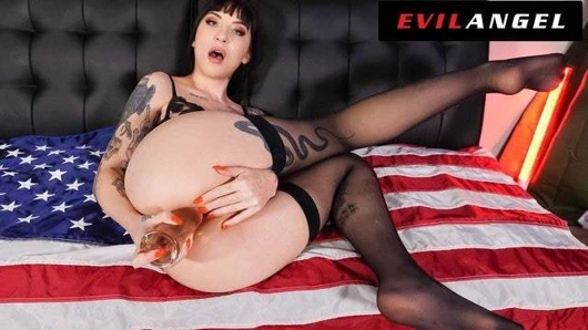 Charlotte Sartre'ın vatansever götünden ağza yemek oyunu