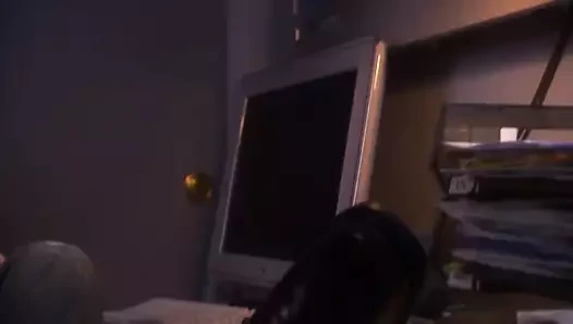 Uzun saçlı şık parkta dövülerek sert o hemen orgazm olur