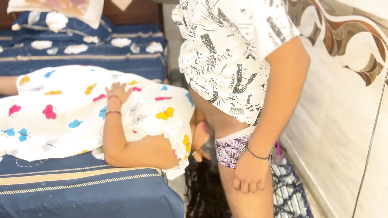 Seksi yenge oturma odasında padosi tarafından sert sikiliyor