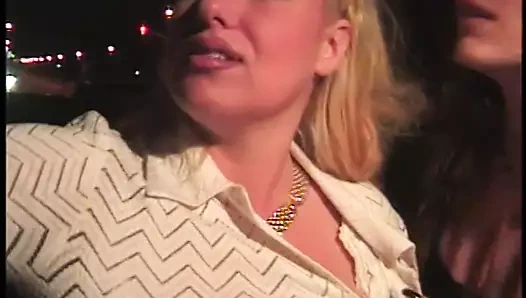 Dik bebek inliyor olarak bir dev çük nüfuz ona ıslak am