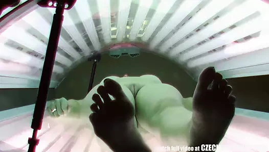 Solaryumda seksi dövmeli sarışın