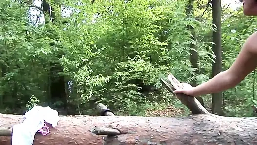 Büyük memeli orta yaşlı seksi kadın açık havada sikiliyor