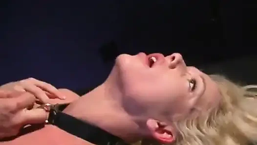 Sarışın kızlar yüze oturan damlayan amcıklar - ıslak dil sikiş çılgınlığı