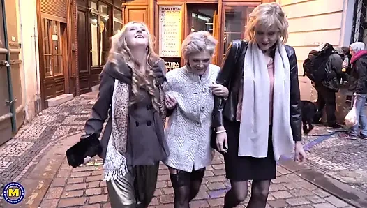 Üç olgun anne bir oyuncağı domine edecek ve buna bayılıyorlar!