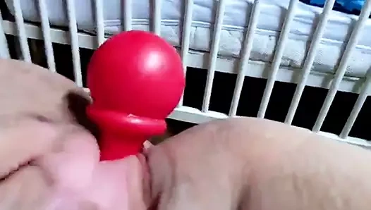 elle se du bien avec un jouet