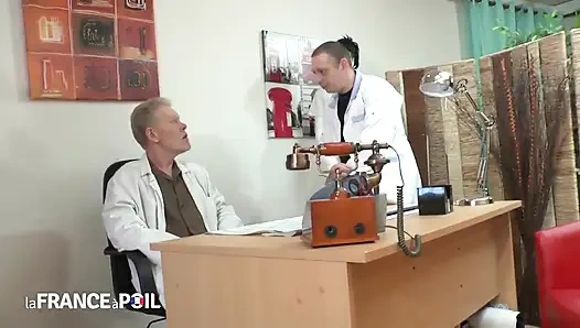 Büyük esmer kaltak tıraş ediliyor ve yumrukla sikiliyor