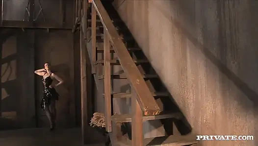 Bay Marcus orta yaşlı seksi kadın Flower Tucci'yi seks zindanlarına götürüyor