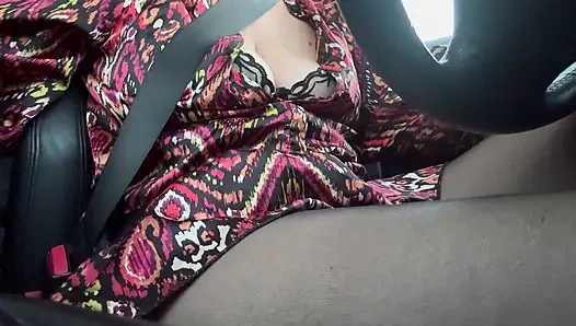 Azgın uyandım ve herkesin içinde arabada külotlu çorapla amcığıma dokundum