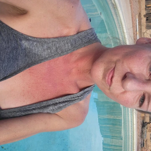 Şişman amcığımı havuzda bahçe hortumuyla sikiyorum