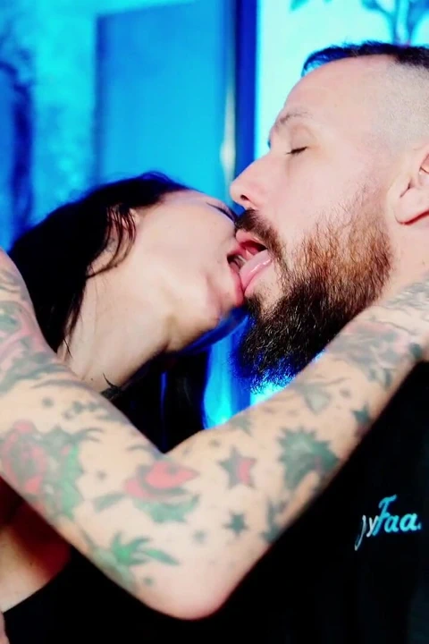 Silvia Preslar, her kocaman penisimi sokup her pozisyonda onu becerdiğimde inlemekten kendini alamıyor