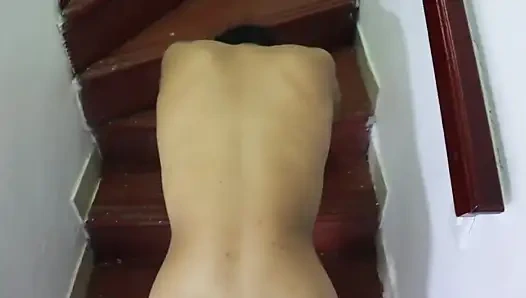 Esmer üvey kız kardeşim evde arkadaşlarımızla penisimi emiyor ve kimse gerçek seks görmedi