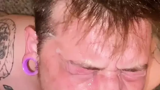 Ftm justin durumda gags üzerinde çük ile cumshot