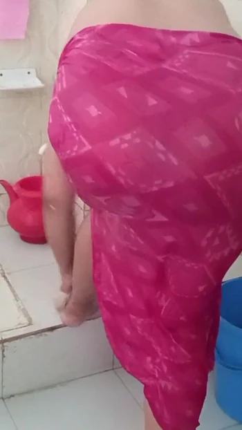 Захватывающий момент из "бхабхи переодевалась в уборную отеля".