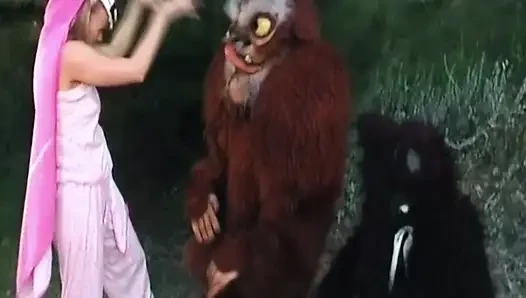Olgun sarışın orta yaşlı seksi kadın açık havada kıllı ayı yarağını emiyor