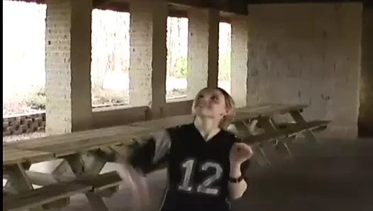 Dışarı gel ve benimle dokunmatik futbol oyna