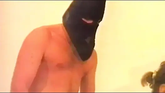 Bu Olgun Mastürbasyon Yapiyor Ve Iki Erkek Tarafindan Yatilmayi Hayal Ediyor