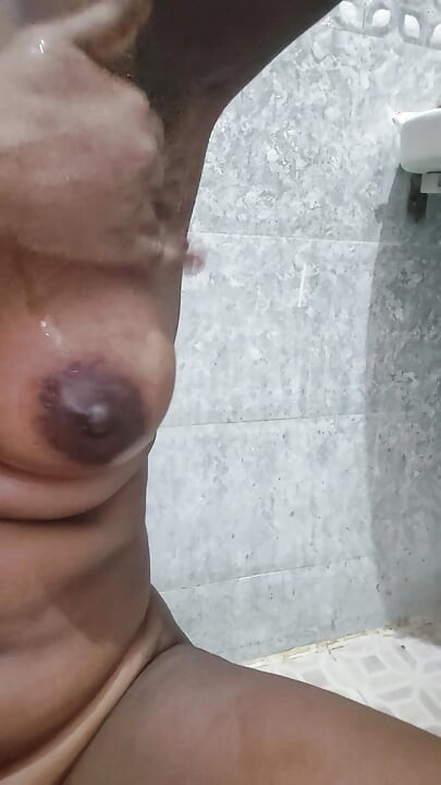 Göğüs Yakın Çekim ve Koltuk Altı Temizliği