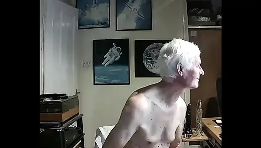 Striptiz Yaptıktan Sonra Sohbet Ediyor Ve Sonra Güzel Boşalmak Için Mastürbasyon Yapıyor