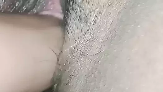 Evli kadın sıkı amcığıyla oynuyor