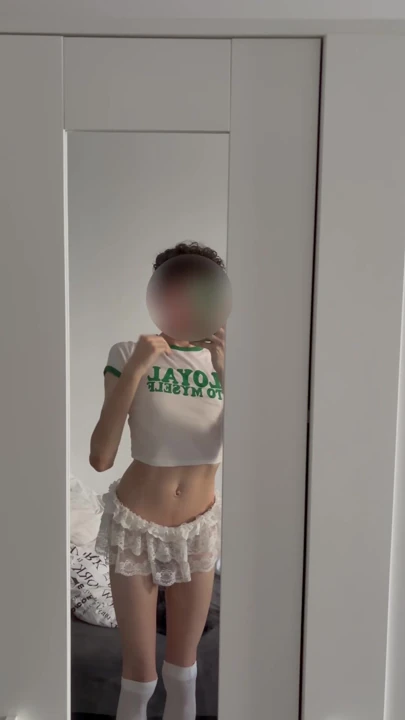 Sevimli küçük minyon kadın