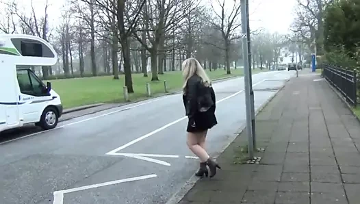 Milf pissing içinde kamu dışarı kapı