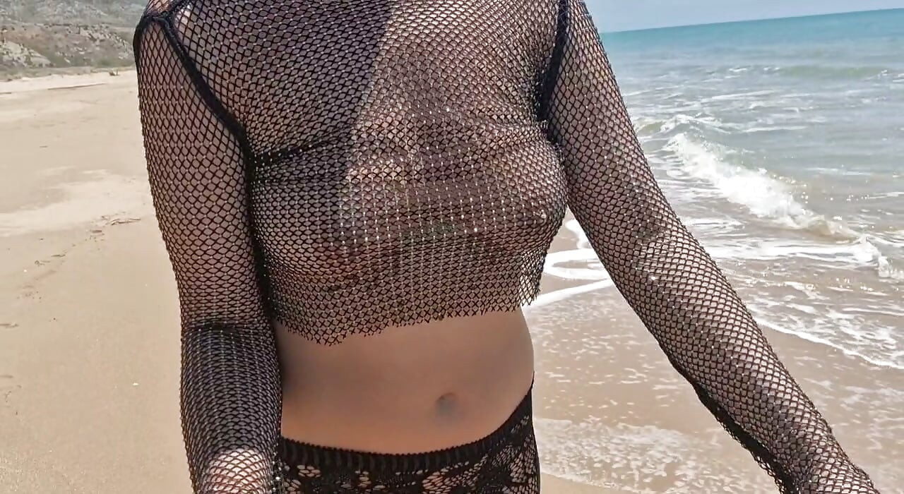 plajda göğüs ve amını gösteriyor