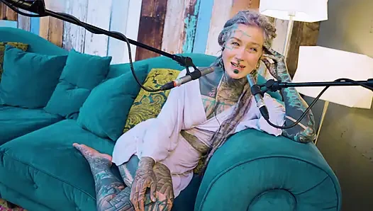 B hakkında konuşuyorum - bordem - asmr podcast sfw konuşuyor gotik sıska kız dreadlocks dövmeli model dövmeli kız