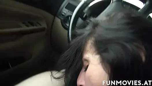 Azgın ab orta yaşlı seksi kadın arabada sikişiyor