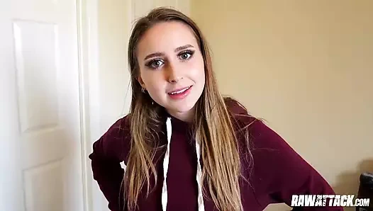 Seksi sarışın Laney Grey erkek porno yıldızı tombul yarağı alıyor