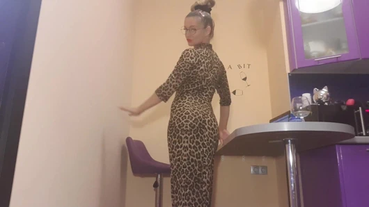 Bir kafede bir yabancının yüzüne oturdu