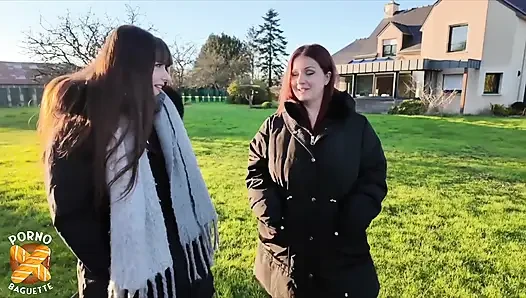 Büyük doğal memeli tombul orta yaşlı seksi kadın Leah, başka bir lezbiyen kızla oynuyor