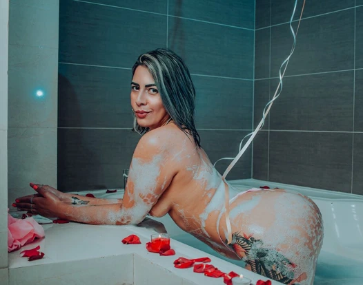 Köpük ve gül yapraklarıyla küvette romantik ve ıslak mastürbasyon sizin için.