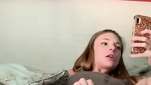 İyi bir kız gibi boşalıyor