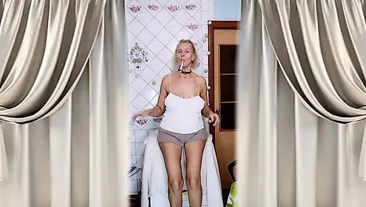 Ateşli ev hanımı Lukerya, sabah flörtü çamaşır makinesinde dişlerini fırçalıyor ve twerk yapıyor.