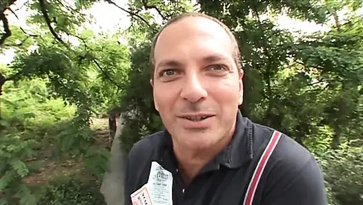 Tatlı sarışın sikiliyor ve götü sert bir yarakla sikiliyor götüne boşalıyor