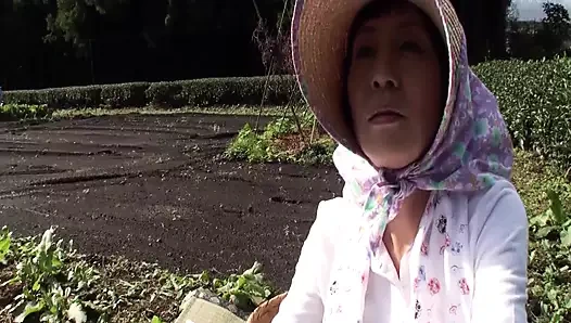 M615G11 Shizuoka'da bir çay çiftliği işleten olgun bir kadın, birkaç yıl önce AV görünmeye karar verir! Çay tarlasında seks!