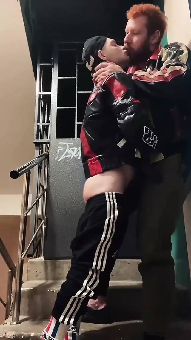 Deri Giyen Zencefil Adam Dizlerinin Üzerine Çöküyor - Gay Amatör Oral