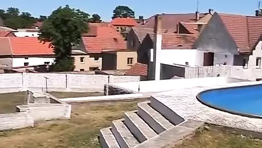 Büyük götlü Alman sürtük açık havada bdsm eyleminin ardından sert sikiliyor